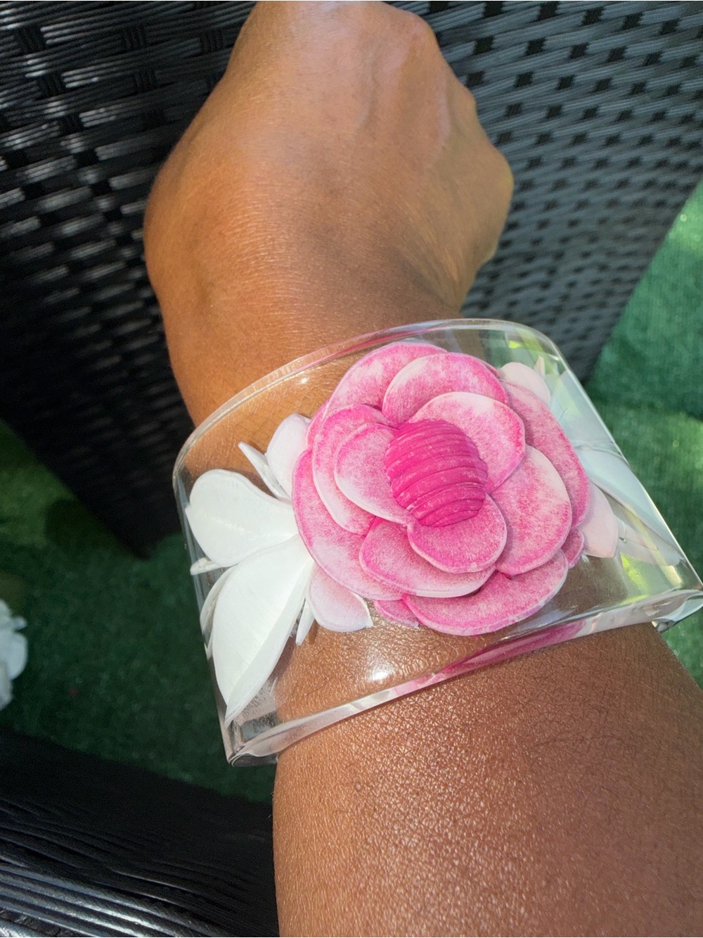 Chanel lucite Camellia Cuff bracelet - Picture 5 of 7